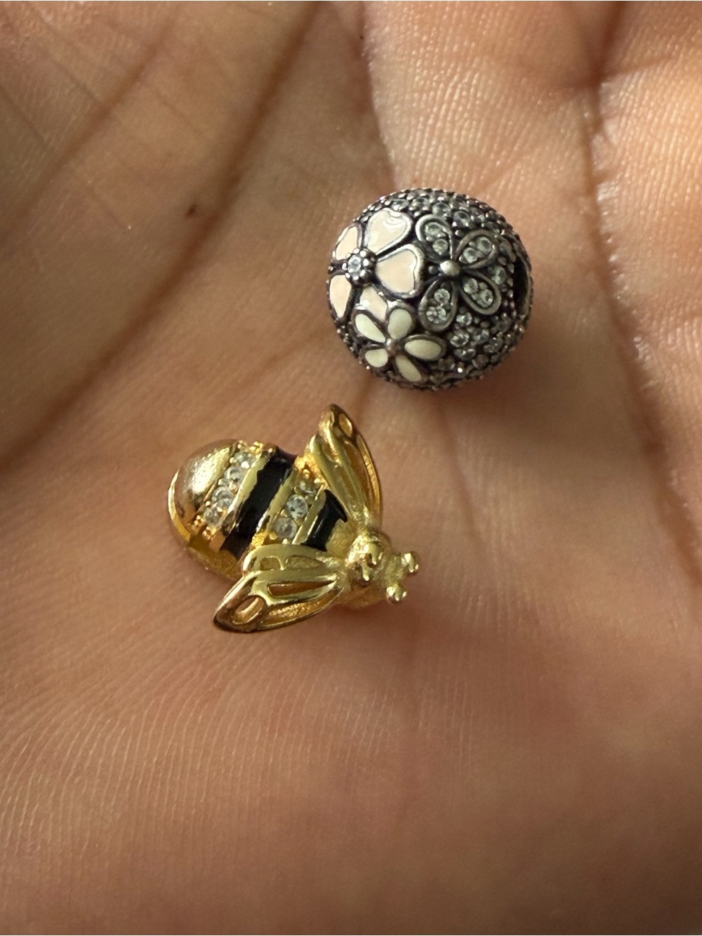 PANDORA- POETIC
BLOOMS CLIP and bee price is for both